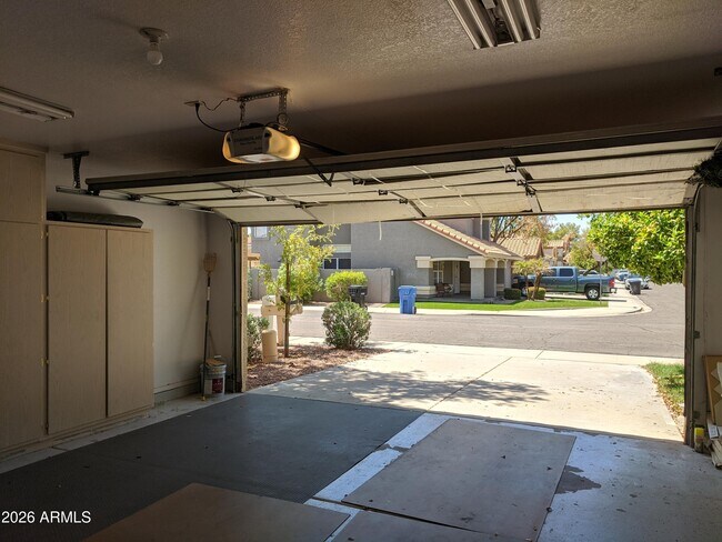 Building Photo - 1321 N Jamaica Way