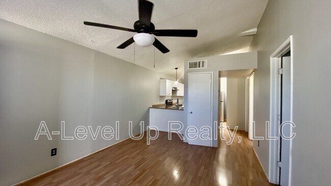 Building Photo - 419 E Thoroughbred St