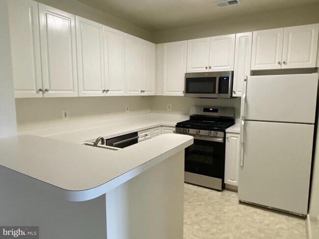 Building Photo - 7000 Falls Reach Dr