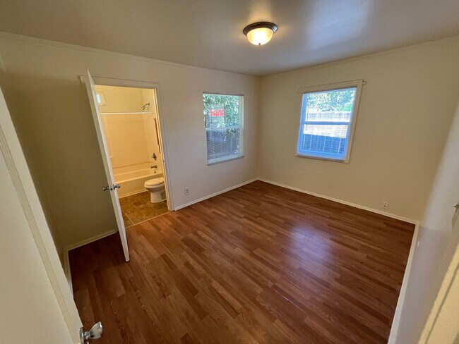 Building Photo - Great Student Housing.  3bd (Has been converted to 4 bedroom in past) 3bath house a block and a h...