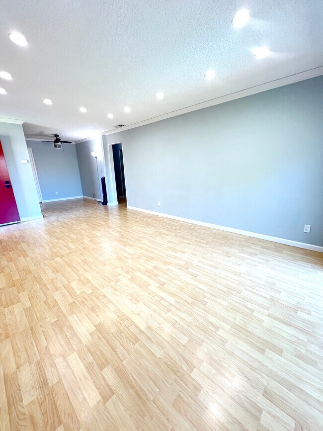 Building Photo - 2452 W Bayshore Rd