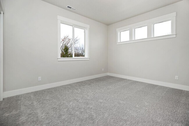 Building Photo - Luxury 5 Bed, 3 Bath home with over 3,000 sq. ft.