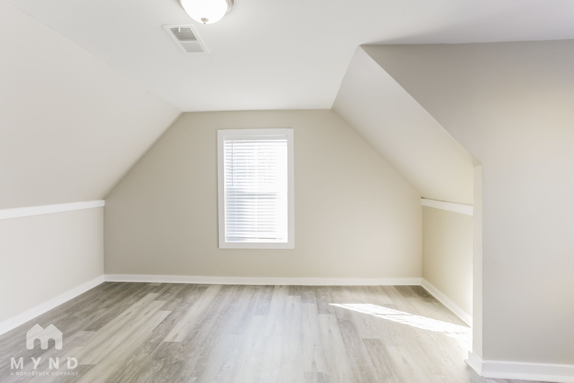 Building Photo - 540 Classic Dr N