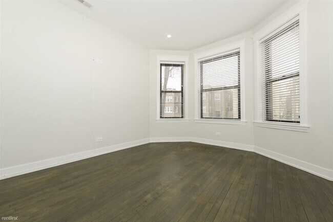 Building Photo - 3223 N Hamlin Ave