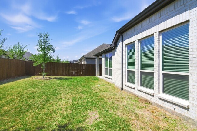 Building Photo - 910 Winter Cherry Ln