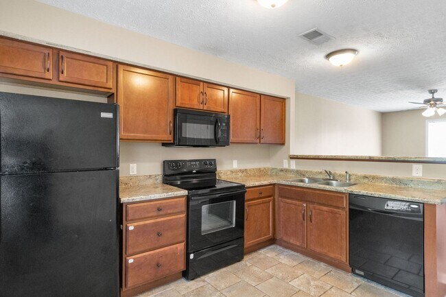 Building Photo - 2 Bedroom 1.5 Bath Townhome