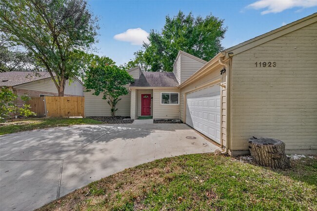 Building Photo - 11923 Briar Forest Dr