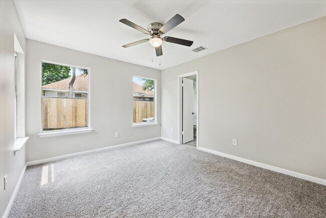 Building Photo - Beautiful 3/2 available now!