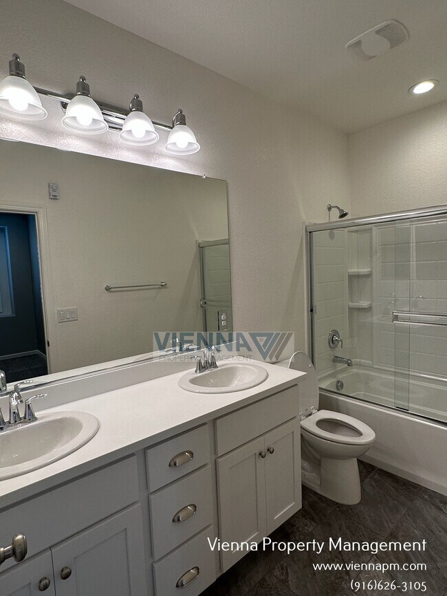 Building Photo - 1347 Larkspur Dr