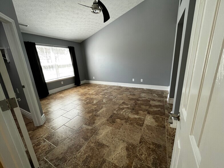 Building Photo - 9240 Crossing Dr