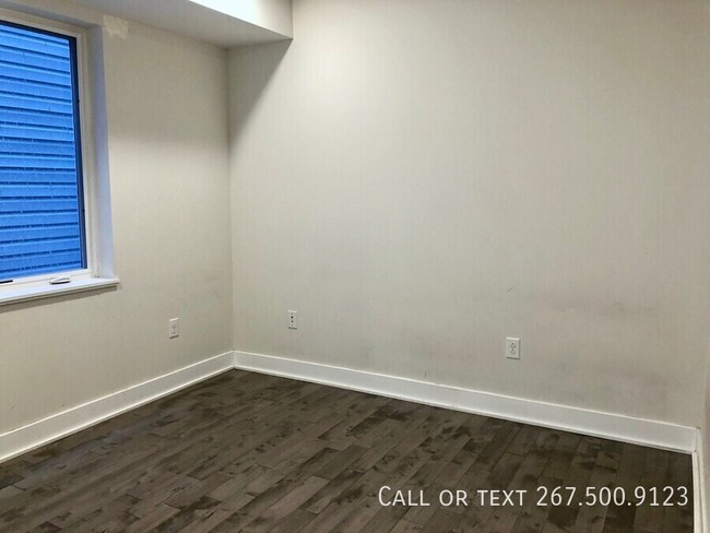 Building Photo - Large 2BR/2BA unit with Washer/Dryer.  Pri...