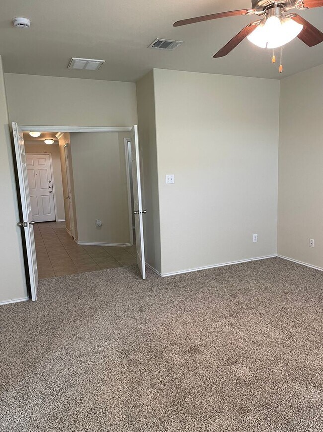 Building Photo - Application Received! 3 bed, 2 bath with B...