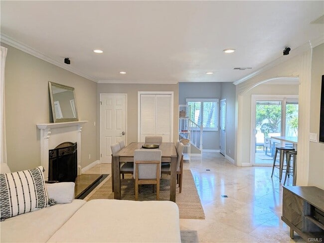 Building Photo - 3527 Cricklewood St