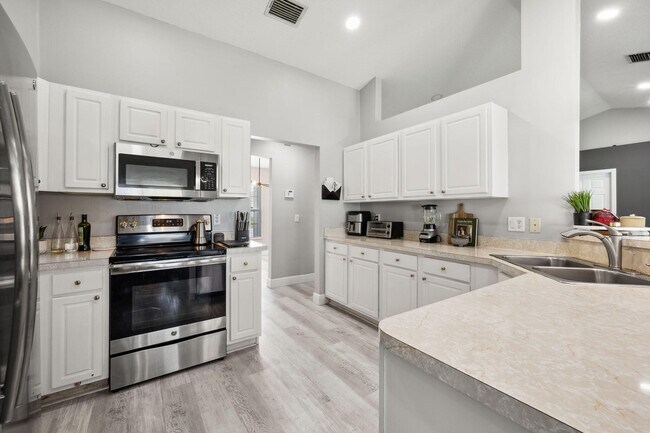 Building Photo - 249 SW Aubudon Ave