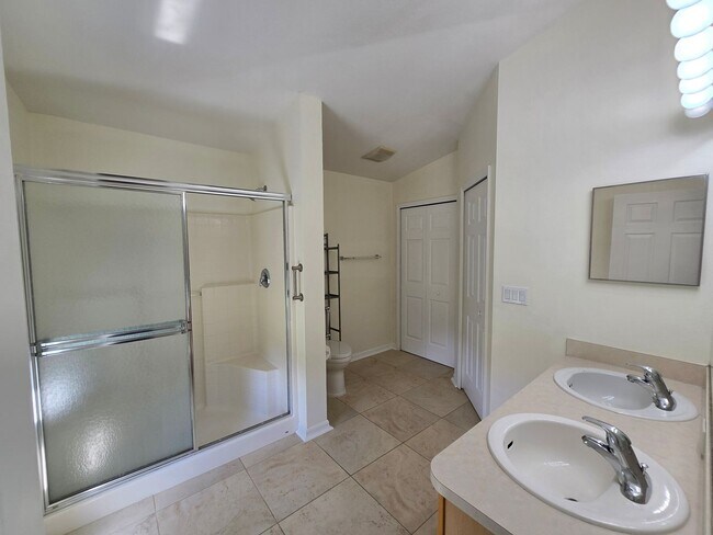 Building Photo - 4 Bedroom 2 Bathroom in Waterford Lakes