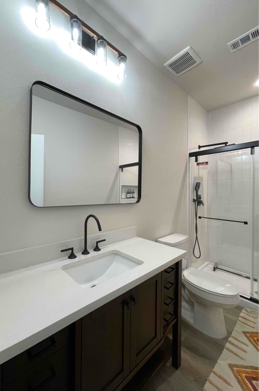 Building Photo - 605 E 7th St