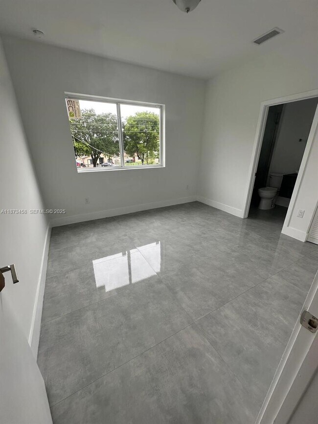 Building Photo - 723 NW 19th Ave