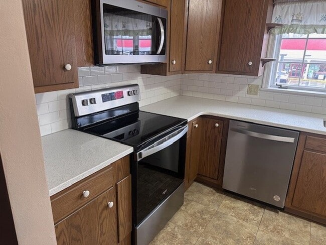 Building Photo - Spacious 2nd floor 3 Bedroom Apartment