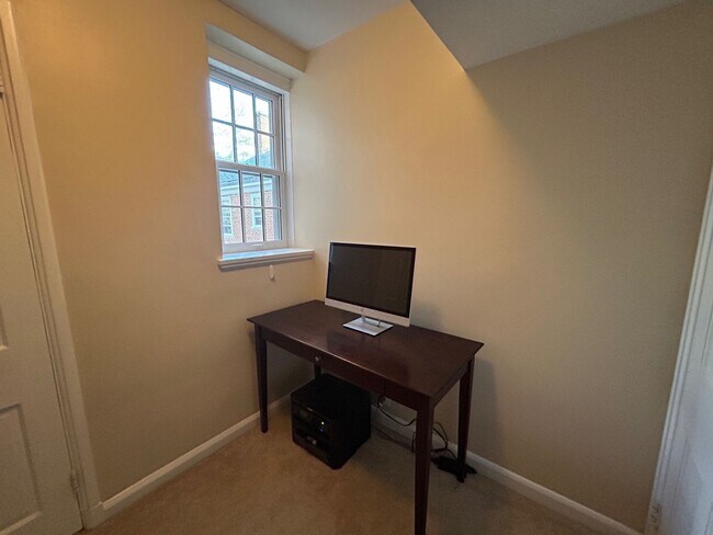 Building Photo - Updated 1BR in Inconic McLean Gardens Available mid-February!