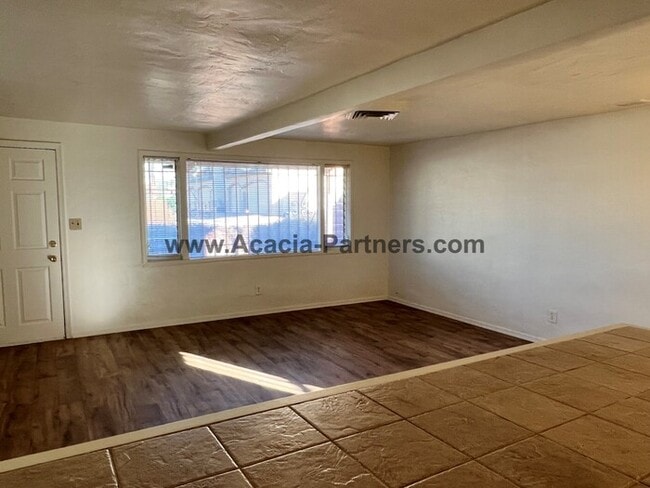 Building Photo - Quaint Two Bedroom