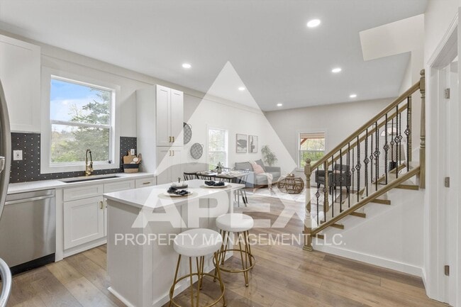 Building Photo - Stunning 4 Bd -3 Ba Single Family Home in ...