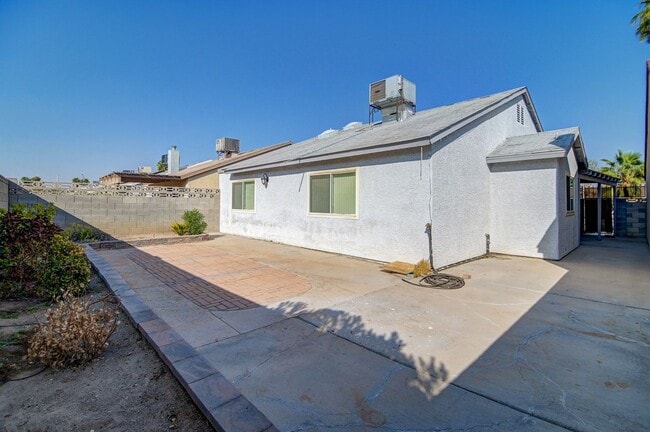 Building Photo - 4651 4 Leaf Clover Dr