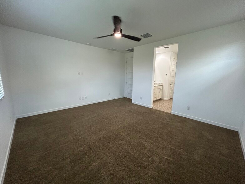 Building Photo - 2241 E Meadowview Ct