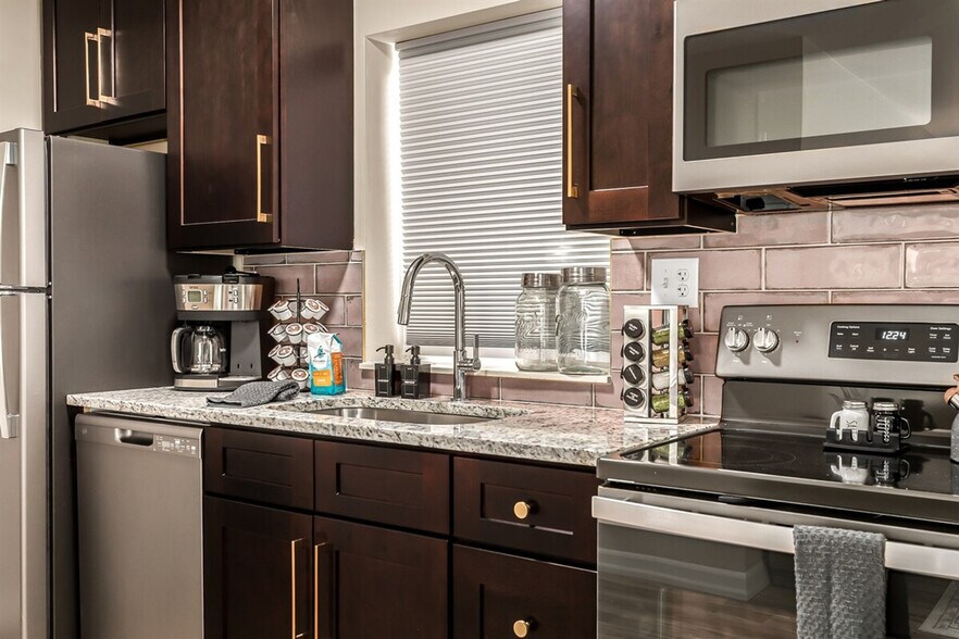 Building Photo - 18443 Sharon Ln