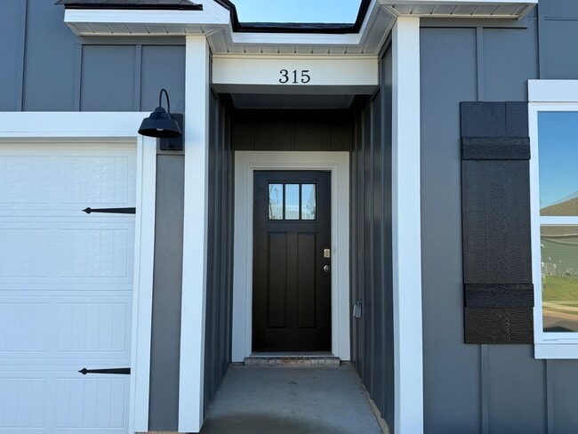 Building Photo - Springville Schools One Level 4 Bedroom / 3 Bathroom/ 3 Car Garage