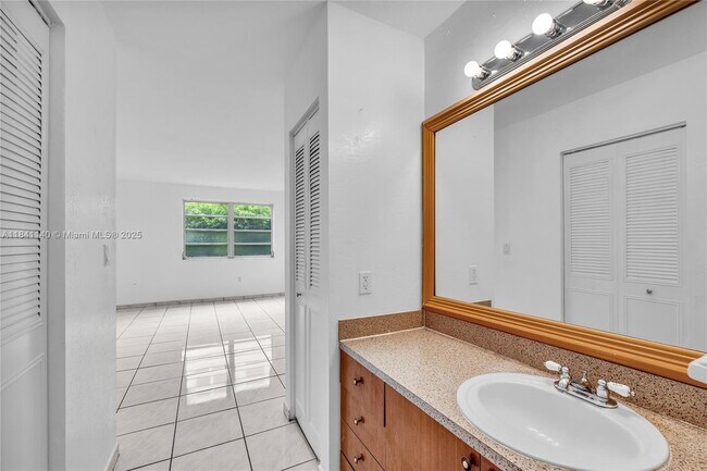 Building Photo - 325 NW 72nd Ave