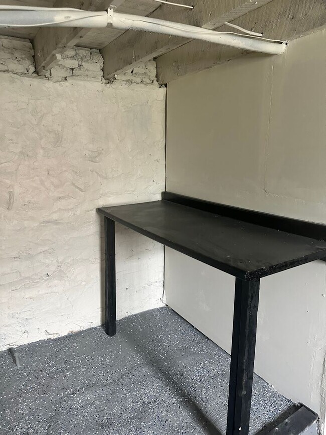 Building Photo - Spacious, Corner Home, Central Air, W/D Hook-Up! Available Now!
