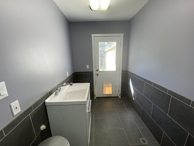 Building Photo - 256 Lorenz Rd