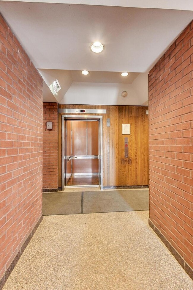 Building Photo - 899 S Plymouth Ct