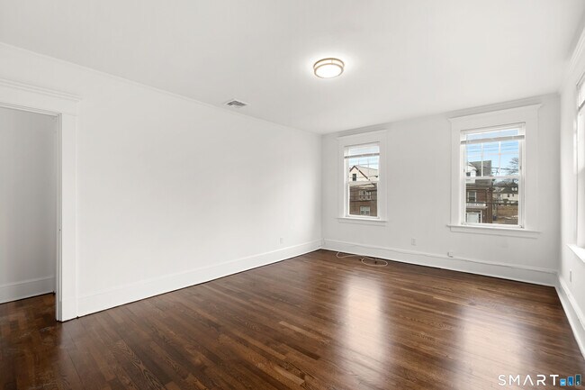 Building Photo - 155 Elm St