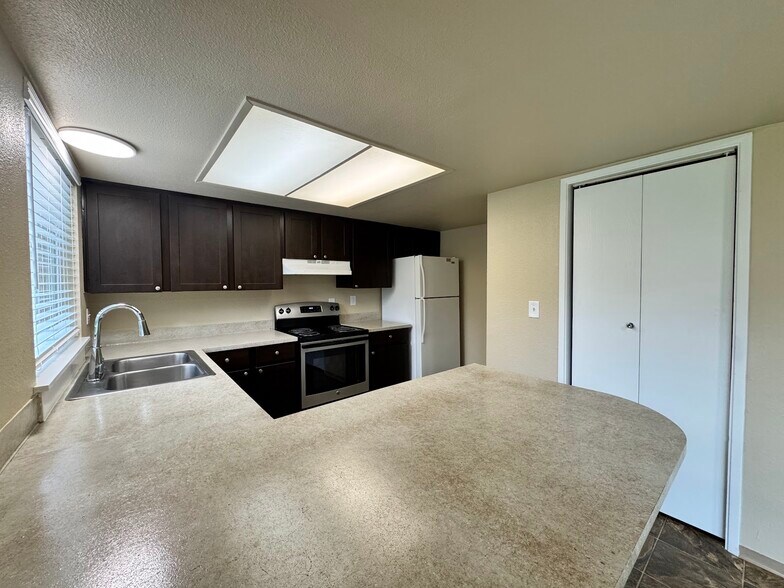 Building Photo - 5026 S 58th St