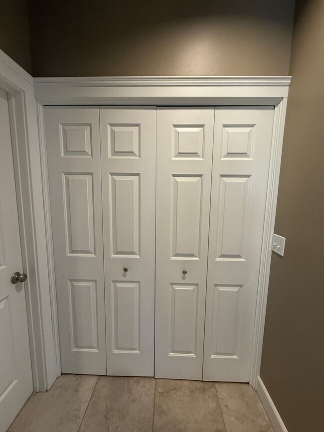 Building Photo - B11110E