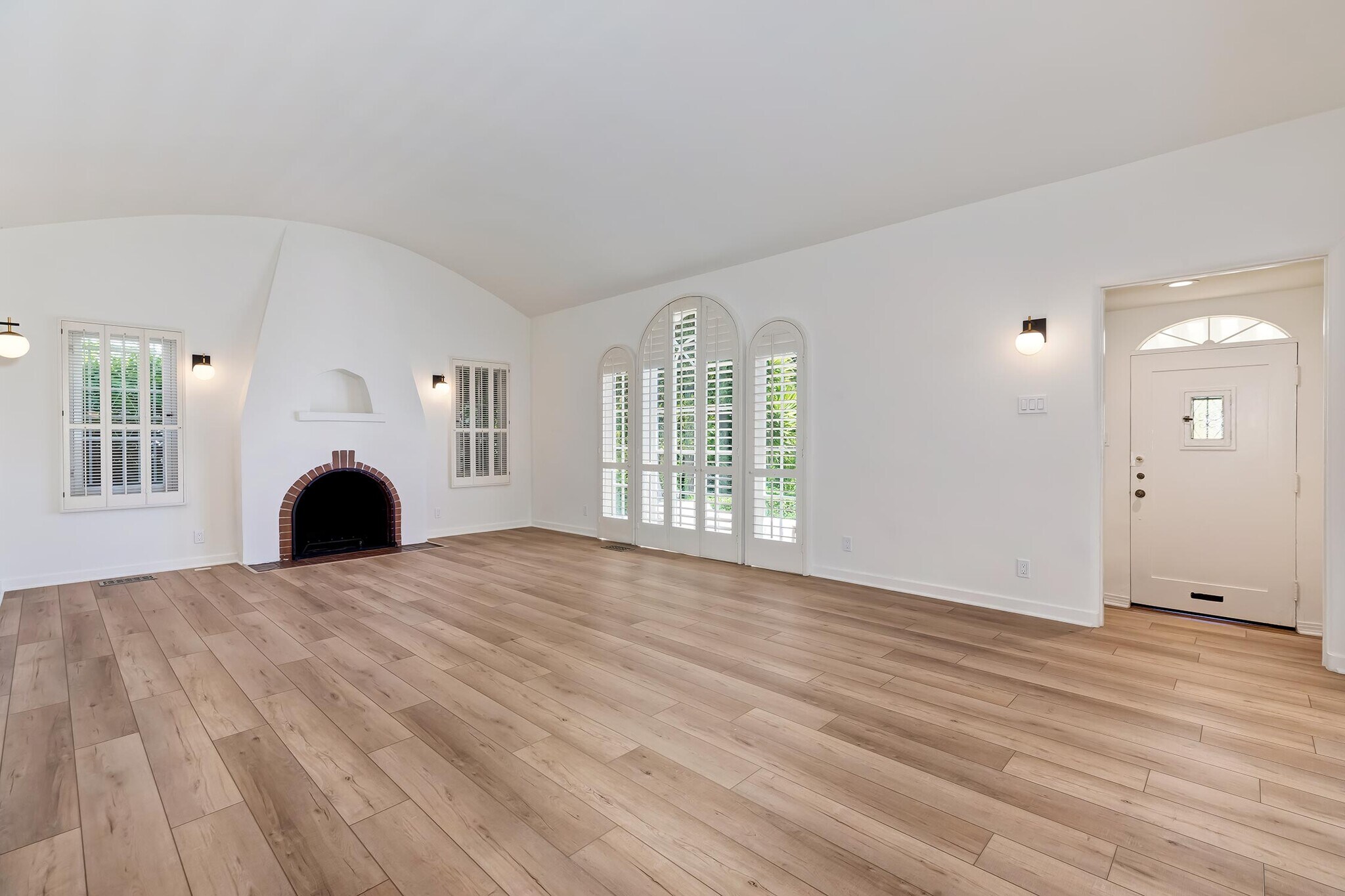Arched windows - 119 N Almont Dr