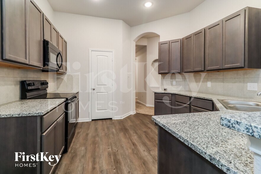 Building Photo - 14755 Country Club Dr