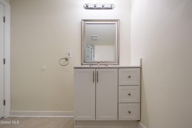 Building Photo - 489 Grooms Rd