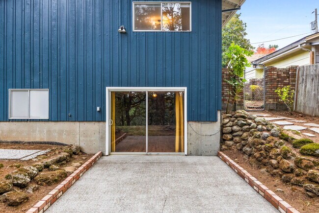 Building Photo - 2230 Jasper Way NW