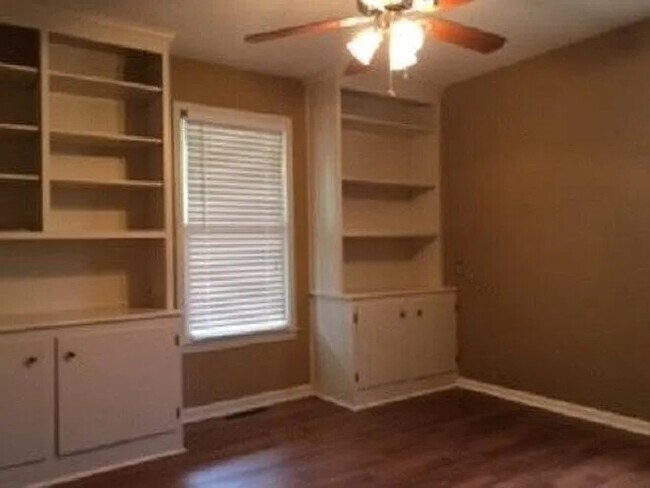 Building Photo - 3 Bedroom 2 Bathroom House