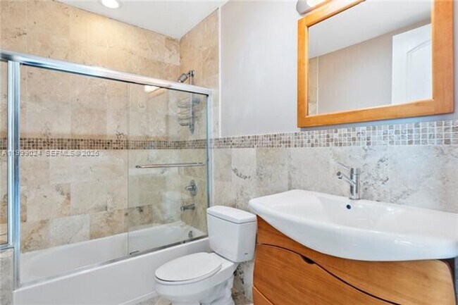 Building Photo - 1090 NW N River Dr