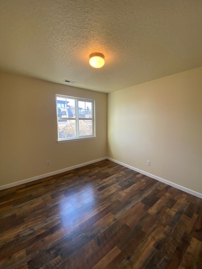 Building Photo - Single level with no carpet!  Ready to ren...