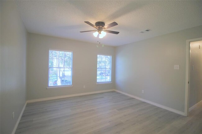 Building Photo - 3323 Hidden Creek Dr