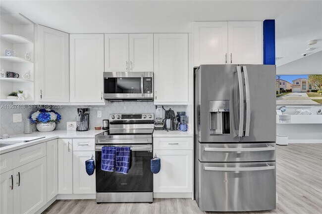 Building Photo - 2001 Barcelona Terrace