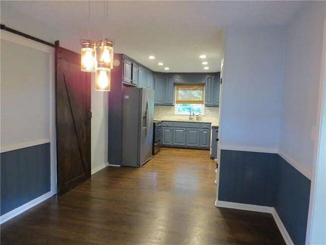 Building Photo - 1570 Van Epps St SE