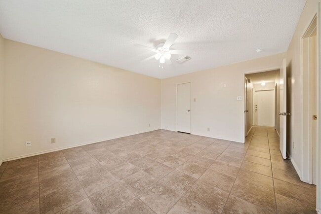 Building Photo - 3 Bedroom/2 Bath Regency Meadow Subdivision