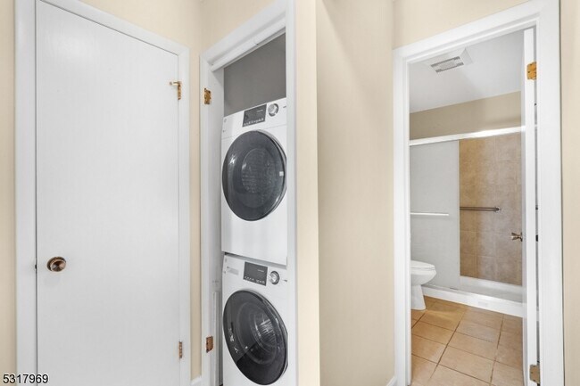 Building Photo - 41 Mt Kemble Ave