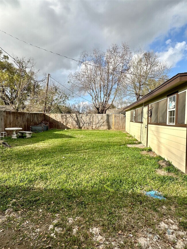 Building Photo - 6608 Sherwood Dr