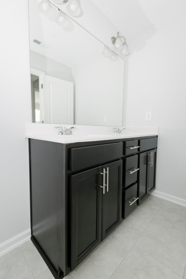 Building Photo - Beautiful 3 Bedroom 2.5 Bathroom Townhome ...